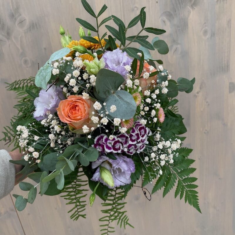 Bunter Blumenstrauß mit Rosen, Nelken und Eukalyptus, perfekt für besondere Anlässe oder als dekoratives Geschenk.