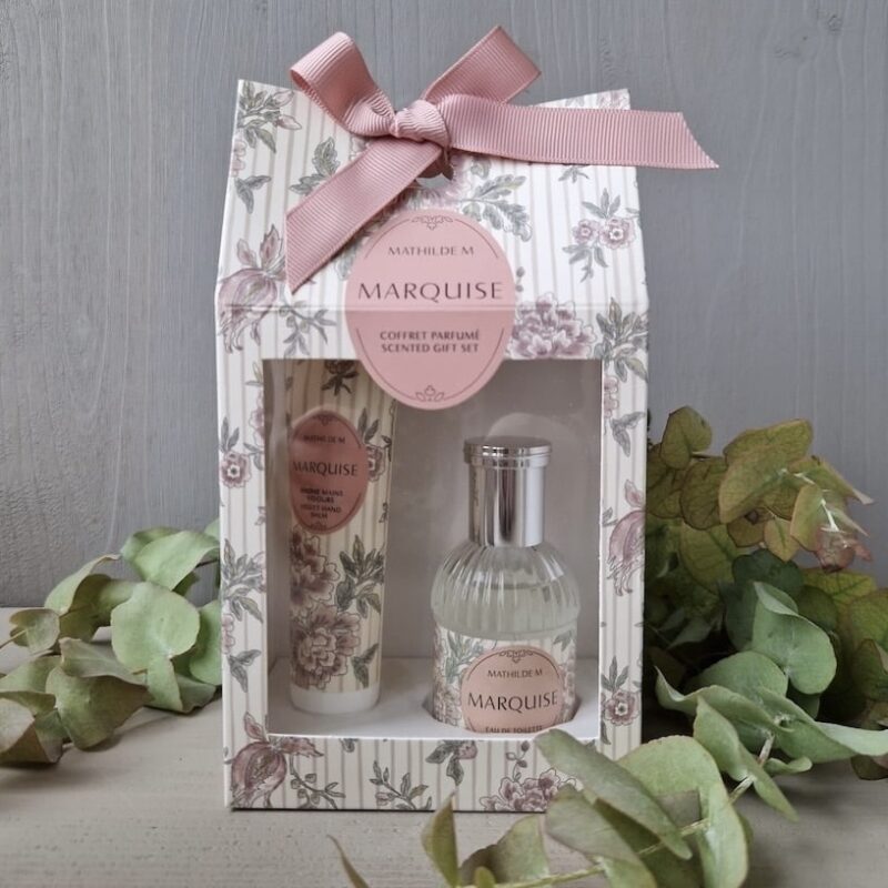 Geschenkset Marquise von Mathilde M., bestehend aus Handcreme und Eau de Toilette, dekoriert mit rosa Schleife.